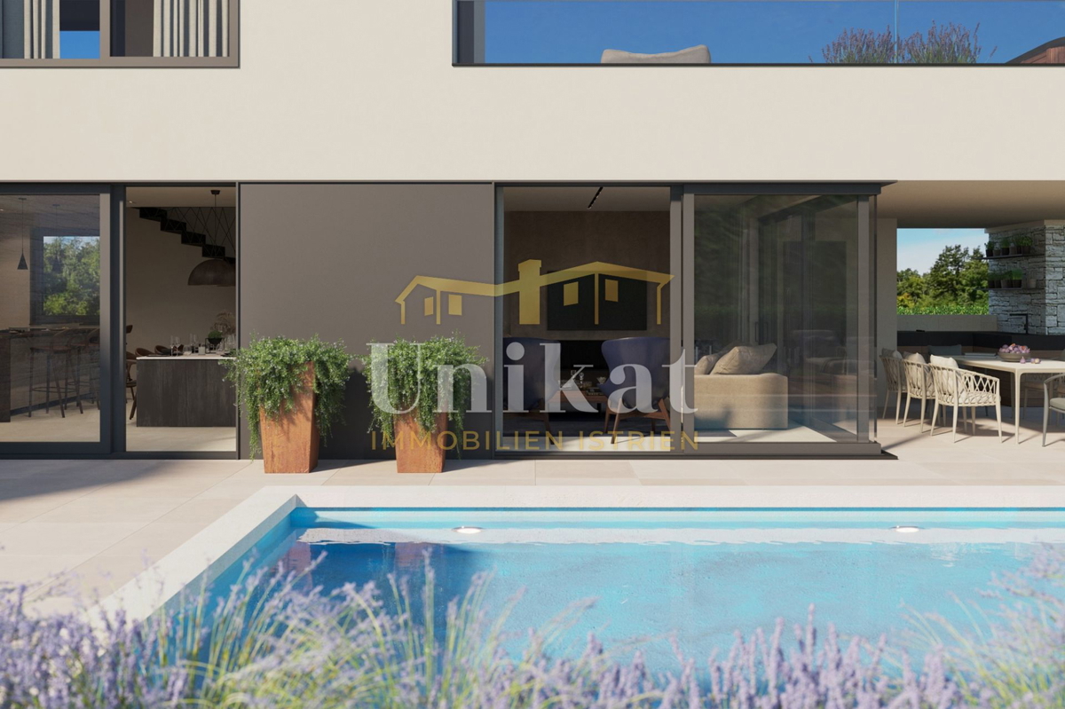 Casa con grande terrazza sul tetto e piscina